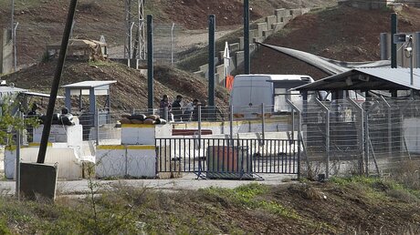 Grenzübergang Israel - Westjordanland / © Alaa Badarneh (dpa)