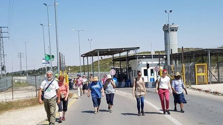 Deutsche Pilger an der Grenze zum Westjordanland / © Schlegelmilch (DR)