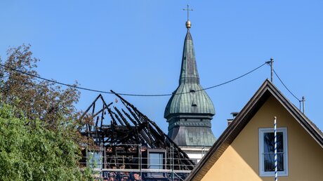 Großbrand zerstört Dachstuhl von Kloster Rottenbuch / © Matthias Balk (dpa)