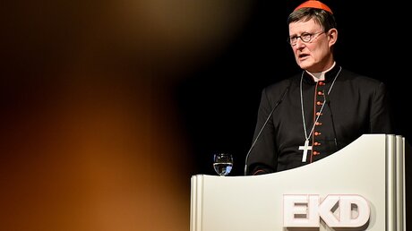 Grußworte von Kardinal Woelki zur EKD-Synode / © Harald Oppitz (KNA)
