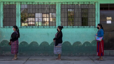 Guatemala: Frauen stehen für Lebensmittelpakete Schlange / © Moises Castillo (dpa)