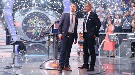 Günther Jauch (r) und der 15. Gewinner der RTL-Quizshow "Wer wird Millionär", Jan Stroh / © Frank Hempel/TVNOW/RTL/dpa (dpa)