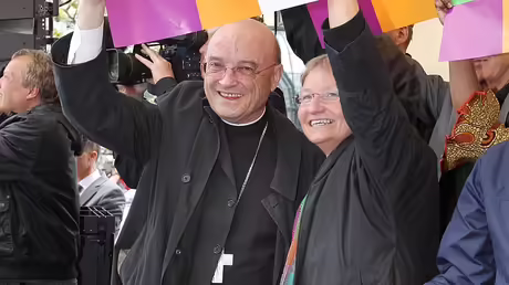 Hamburgs Weihbischof Hans-Jochen Jaschke und Bisch&ouml;fin Kirsten Fehrs im Jahr 2012 / &copy; Stephan Wallocha (epd)