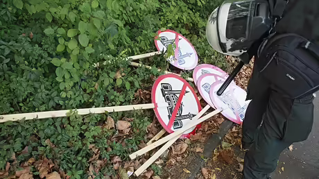 Schilder einer islamfeindlichen Kundgebung (Archivbild) / &copy; Ricarda Schwitters (epd)