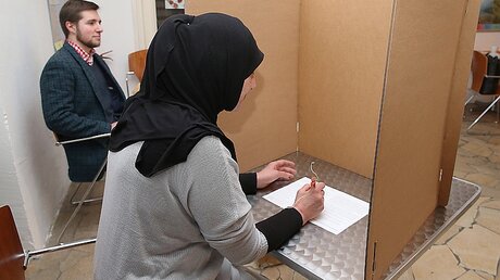 Muslimin bei der Wahl / © Steffen Schellhorn (epd)