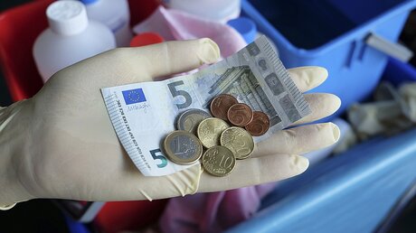 Mindestlohn steigt auf 8,84 Euro / © Norbert Neetz (epd)