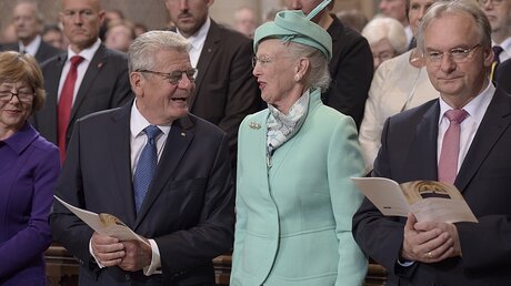 Bundespräsident Joachim Gauck (l), die dänische Königin Margrethe II. und der Ministerpräsident von Sachsen-Anhalt, Reiner Haseloff / © Jens Schlueter (epd)