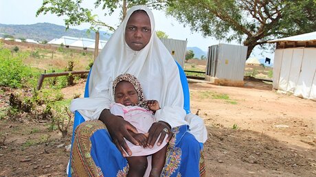 Mariam Suleiman (23) mit ihrer zweieinhalb Jahre alten Tochter Aisha in Nigeria / © Andrea Staeritz (epd)