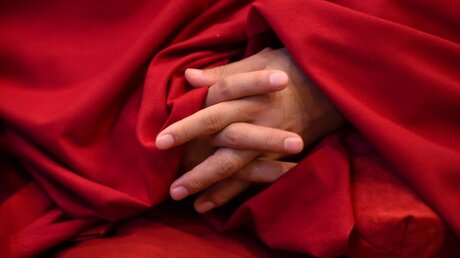 Hände eines buddhistischen Mönchs / © Harald Oppitz (KNA)