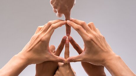 Hände formen gemeinsam das Friedenszeichen / © Dragon Images (shutterstock)