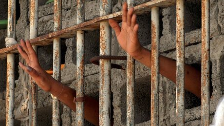 Eine Frau streckt ihre Hände durch die Gitterstäbe eines brasilianischen Frauengefängnisses / © Wolfgang Radtke (KNA)