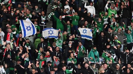 Haifa-Fans zeigen auf der Tribüne israelische Flaggen / © Matthias Koch (dpa)