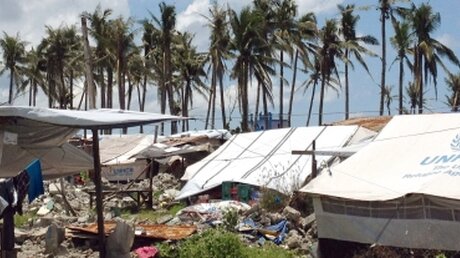 Zelte für Haiyan-Überlebende in Tacloban (dpa)
