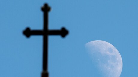 Mond über dem Kirchenkreuz / © Patrick Pleul (dpa)