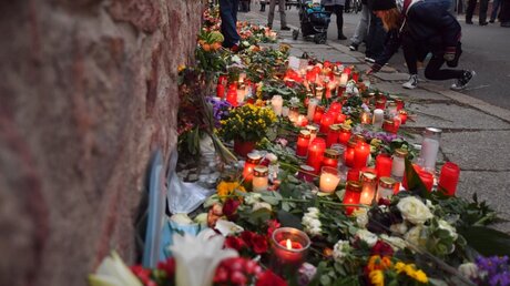 Halle: Menschen legen an der Mauer der Synagoge Blumen und Kerzen nieder / © Hendrik Schmidt (dpa)