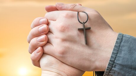Hand in Hand zum Gebet. / © vchal (shutterstock)
