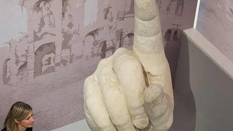 Hand der Kolossalstatue Konstantins des Großen / © Friso Gentsch/dpa (dpa)
