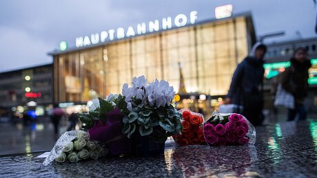 Blumen erinnern an Angriffe in der Silvesternacht  / © Maja Hitij (dpa)