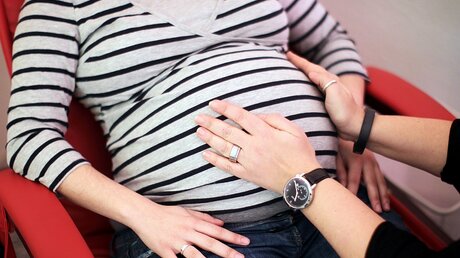 Eine Hebamme untersucht eine schwangere Frau (dpa)