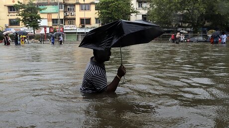 Überschwemmungen im indischen Mumbai / © Rajanish Kakade (dpa)
