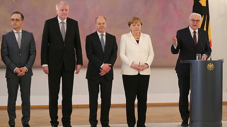 Heiko Maas (l-r, SPD), Horst Seehofer (CSU),  Olaf Scholz (SPD), Bundeskanzlerin Angela Merkel (CDU) stehen während der Ernennung der Minister neben Bundespräsident Frank-Walter Steinmeier. / © Wolfgang Kumm (dpa)