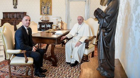 Heiko Maas und Papst Franziskus / © Vatican Media/Romano Siciliani (KNA)
