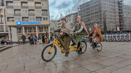 Heilige Drei Könige auf dem Fahrrad unterwegs / © Hans Jeitner (Erzbistum Köln)