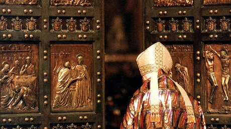 Papst Johannes Paul II. öffnet die Heilige Pforte und leitet das Heilige Jahr 2000 ein (KNA)