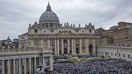 Gläubige auf dem Petersplatz in Rom (KNA)