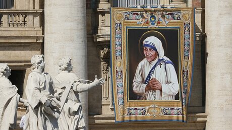 Bild von Mutter Teresa an der Fassade des Petersdoms / © Paul Haring (KNA)