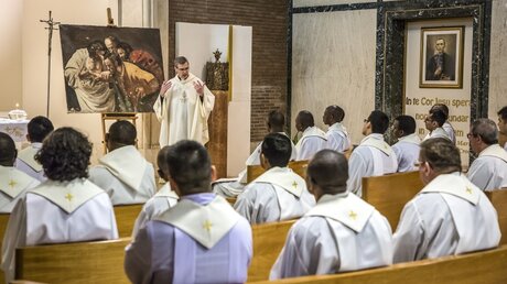 Heiner Wilmer während eines Gottesdienstes mit Herz-Jesu-Priestern in Rom / © Stefano dal Pozzolo (KNA)