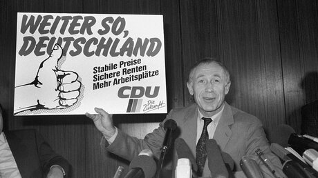 Heiner Geißler während einer Pressekonferenz 1986 in Bonn / © Heinrich Sanden (dpa)
