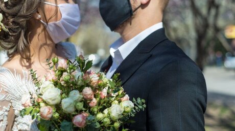 Heiraten in der Corona-Pandemie: Lieber warten oder nur klein feiern? / © Donenko Oleksii (shutterstock)
