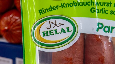 Helal-Produkt (auch Halal genannt) in einem türkischen Supermarkt / © Paul Zinken (dpa)