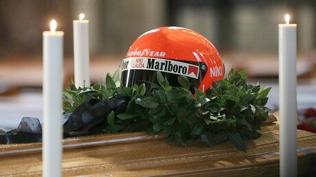 Helm auf dem Sarg von Niki Lauda im Wiener Stephansdom  / © Georg Hochmuth (dpa)