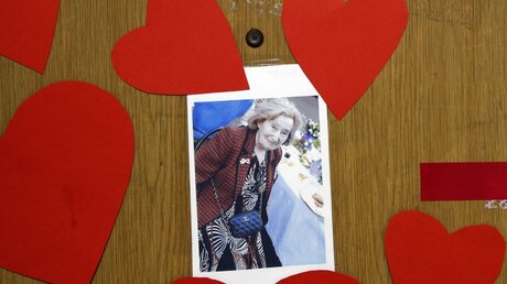 Herzen und ein Foto kleben an der Wohungstür der ermordeten Mireille Knoll / © Christophe Ena (dpa)
