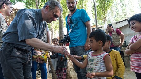 Vielseitig unterwegs: Erzbischof Heße mit Flüchtlingen / © Elisabeth Schomaker (KNA)
