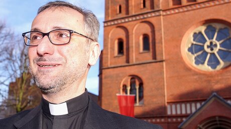 Der neue Erzbischof Heße vor dem Mariendom (KNA)