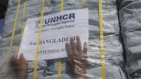 Hilfsgüter für Rohingya-Flüchtlinge / © Kamran Jebreili (dpa)