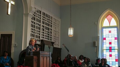 Hillary Clinton spricht in einer Kirche / © Erik S. Lesser (dpa)