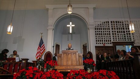 Hillary Clinton spricht in der Kirche / © Erik S. Lesser (dpa)