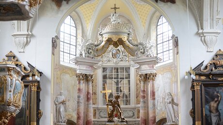 Hinter dem Altar und einem großen Fenster befindet sich das "Fürstenoratorium" / © Beatrice Tomasetti  (DR)