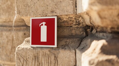 Hinweis auf Feuerlöscher in einer Kirche / © popovphoto (shutterstock)
