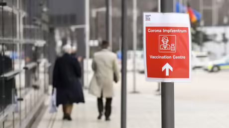 Hinweisschild zum Impfzentrum / &copy; Harald Oppitz (KNA)