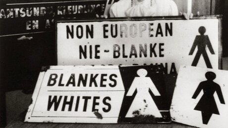Hinweisschilder mit der Aufschrift "Whites" und "Blacks" auf Englisch und Afrikaans aus einer öffentlichen Einrichtung in Johannesburg / © KNA-Bild (KNA)