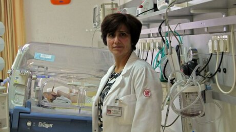 Hiyam Awad Marzouqa, Chefärztin des Caritas Baby Hospitals auf einer Neugeborenen-Station (KNA)