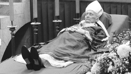 Aufgebahrter Leichnam des verstorbenen Kardinals Joseph Höffner (1987) / © KNA (KNA)