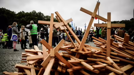 H&ouml;lzerne Kreuze liegen &uuml;bereinander auf der Erde vor dem Start der Demonstration Marsch f&uuml;r das Leben gegen Abtreibung und aktive Sterbehilfe. / &copy; Gordon Welters (KNA)