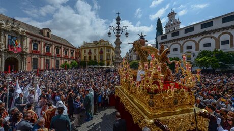 Hunderte Menschen begleiten die Prozessionen durch die Stadt während der Semana Santa (Archivbild) / © Miguel Ángel Osuna (privat)