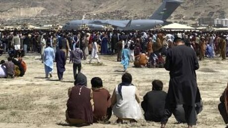 Hunderte von Menschen am Flughafen von Kabul / © AP (dpa)